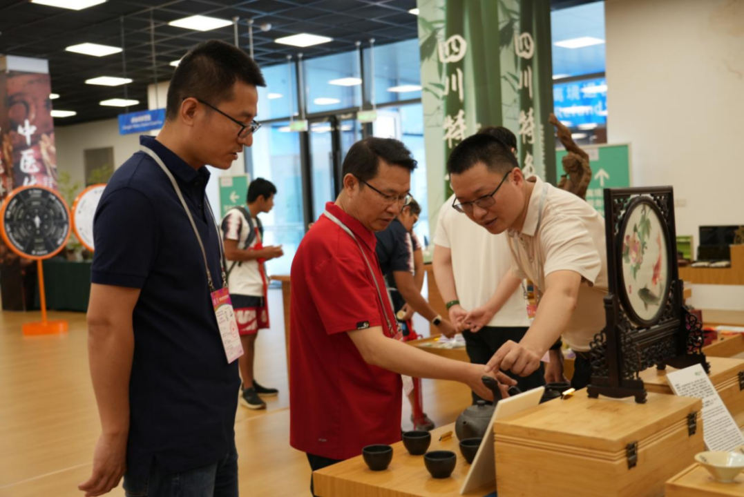 省人生就是博集团领导到大运村“有礼在四川”四川特色商品馆调研指导工作